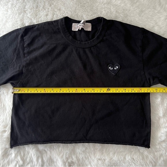 COMME DES GARÇONS PLAY Black Heart Patch Cropped T-Shirt in Black - Picture 3 of 7